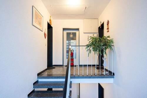 Wohnungseingang, Treppenhaus - 3 Zimmer Etagenwohnung in Lüdenscheid