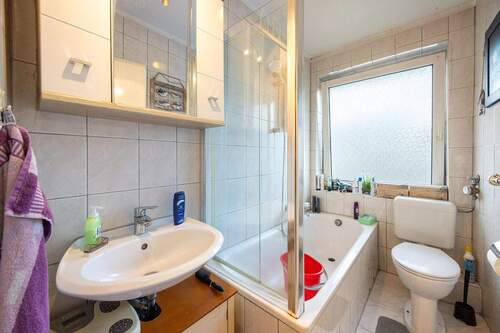 Tageslichtbad mit Badewanne - 