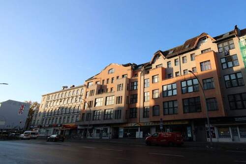 Objektansicht straßenseitig - Charmante Altbauwohnung in Neukölln: 2 Zimmerwohnung mit Balkon - Bezugsfrei ab August 2026