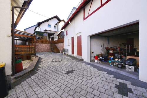 Hofansicht - Einfamilienhaus mit 100,00 m&sup2; in Taunusstein zur Miete