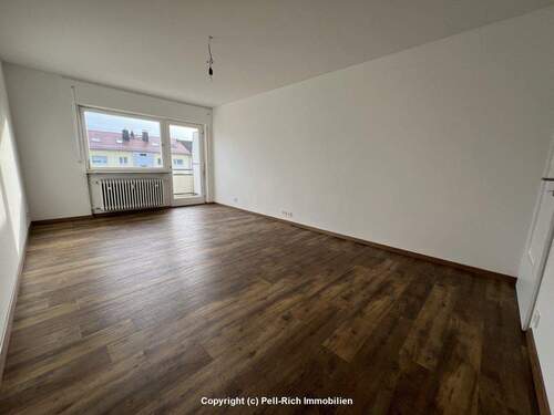 Wohnzimmer - 2 Zimmer Etagenwohnung zum Kaufen in Karlsruhe