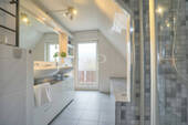 Badezimmer mit Balkon - 