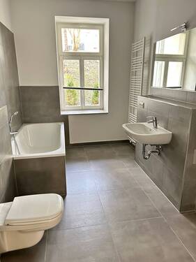 Tageslichtbad mit Wanne - 