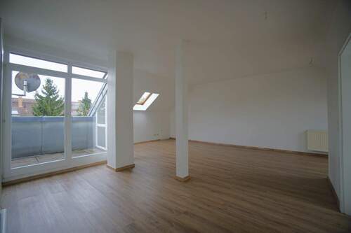 Wohnbereich - Geräumige und helle Dachgeschosswohnung mit Terrasse in praktischer Lage - Ideal für ruhighe Singles, Paare oder als Zweitwohnung