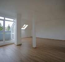 Geräumige und helle Dachgeschosswohnung mit Terrasse in praktischer Lage - Ideal für ruhighe Singles, Paare oder als Zweitwohnung - Kehl