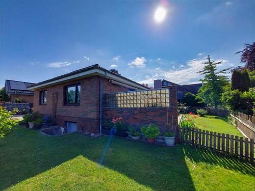 Ansicht vorne mit Windschutz der Terrasse - 3 Zimmer Einfamilienhaus in Brügge