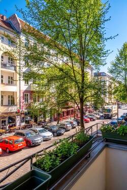 Blick vom Balkon in die Straße - 2 Zimmer Etagenwohnung in Berlin