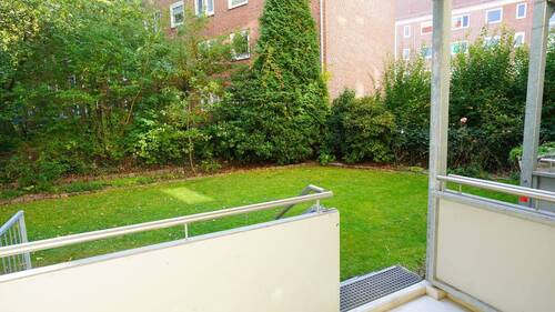 ...zum Balkon und dem eigenen Gartenanteil - 2 Zimmer Etagenwohnung in Hamburg