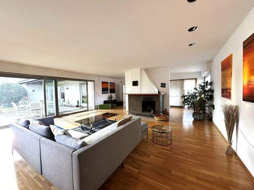 … mit Panoramafenster zum Garten, ... - 