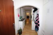 Willkommen - Flur von der Eingangstür aus - 3 Zimmer Etagenwohnung zum Kaufen in Ettlingen