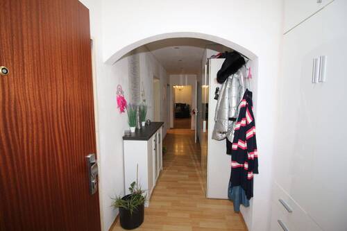 Willkommen - Flur von der Eingangstür aus - 3 Zimmer Etagenwohnung zum Kaufen in Ettlingen