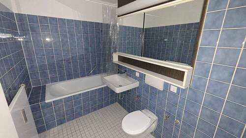 Bad mit Wanne - 