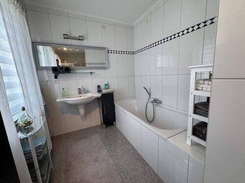 Bad mit Wanne und Dusche - 