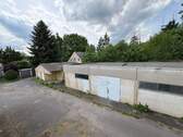 Lagerhalle mit Wohnhaus im Hintergrund - 