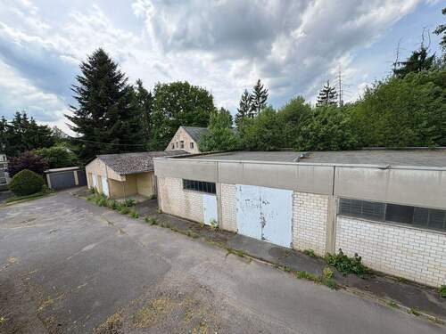 Lagerhalle mit Wohnhaus im Hintergrund - 