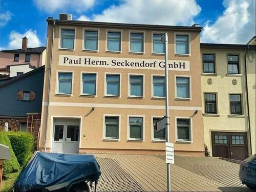 Rückseite mit Stellplätzen - 4 Zimmer Mehrfamilienhaus, Wohnhaus zum Kaufen in Markneukirchen