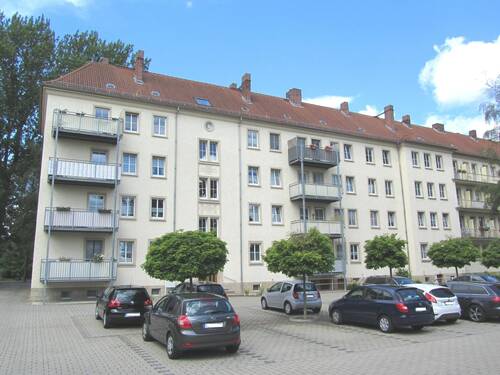 Objektansicht/ Parkplatz - 