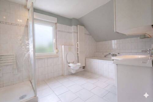 Bad mit Dusche und Wanne - Doppelhaushälfte mit 116,00 m&sup2; in Thale zum Kaufen