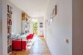 Arbeitsbereich und Blick zum Balkon - 