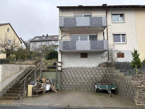 Straßenansicht Gebäude - Großzügiges Einfamilienhaus mit Garten und Einzelgarage in Schonungen zu verkaufen!
