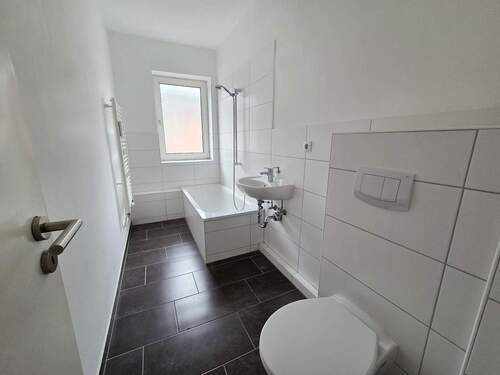 Tageslichtbad mit Wanne - 