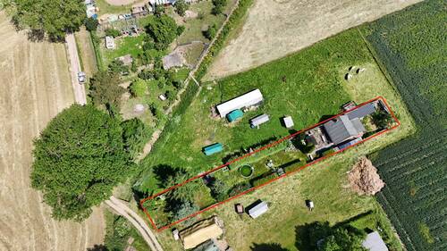 01.JPG - toller Garten mit massivem Gartenhaus und Terrasse
