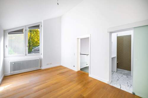 Die hohen Raumhöhen und Dachschräge verleihen dem - 