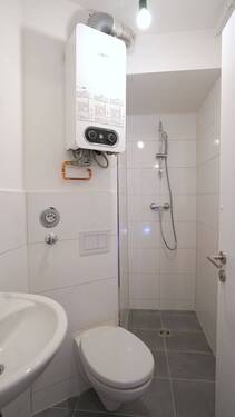 ...und ein modernisiertes Duschbad - 