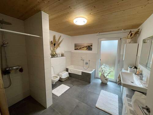 Bad mit Walk in Dusche und Badewanne - 