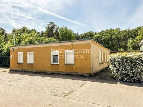 Fronansicht - IndustrieLogistik - Hallengebäude und Bürotrakt