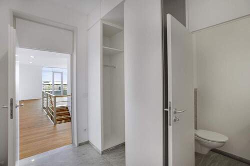 Eingang mit Gäste-Toilette - 