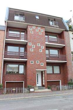 Hausfront - Schöne, geräumige 3 Zimmer-Wohnung im AOK-Viertel