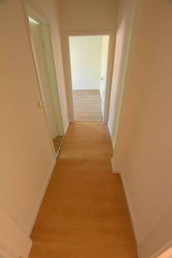 Flur - Etagenwohnung mit 84,00 m&sup2; in Schwerin zur Miete