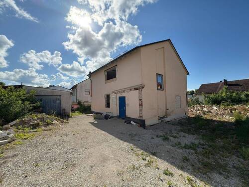 Wohnhausansicht mit Garage - Ihre Chance zur Verwirklichung individueller Gestaltungsideen: Rohbau in Gräfenberg zu verkaufen