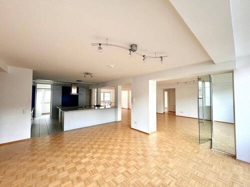 Wohnzimmer mit integrierter Küche - KL-City - attraktive 3-Zimmerwohnung in zentraler Innenstadtlage