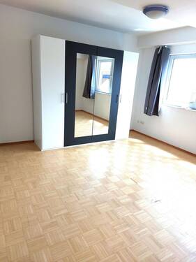 Schlafzimmer mit angrenzendem Bad - 
