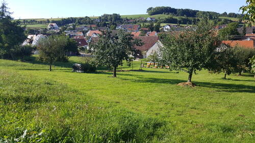 Bild 1 - Bauen ohne Zwang! Herrliches Hanggrundstück in idyllischer Lage nahe Donauwörth
