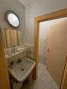 Waschbecken und Toilette - 