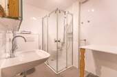 Badezimmer mit ebenerdiger Dusche - 