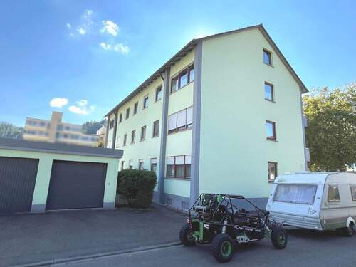 Rückansicht mit Garage - 4 Zimmer Etagenwohnung in Hausach