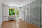 Zimmer (18,65m²) mit Zugang zum Balkon - 