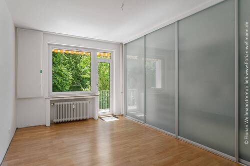 Zimmer (18,65m²) mit Zugang zum Balkon - 