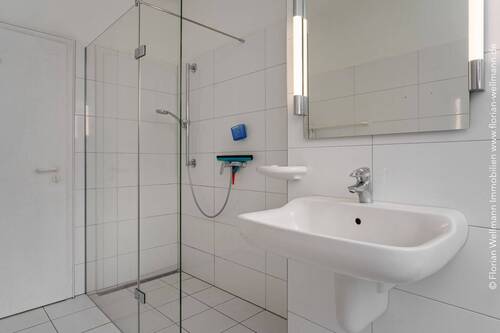 ... mit bodengleicher Dusche - 