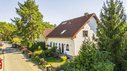 Blick auf das Haus - 5 Zimmer Doppelhaushälfte zum Kaufen in Berlin
