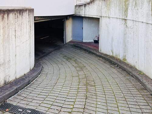 Einfahrt in die Tiefgarage - 