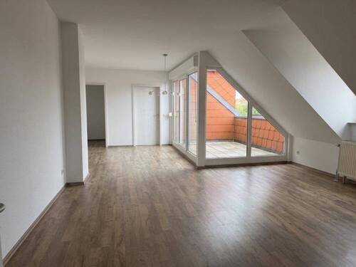 großes helles Wohnzimmer - 4 Zimmer Etagenwohnung zum Kaufen in Borna