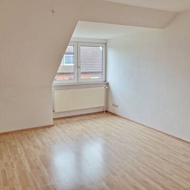 Wohnzimmer mit Dachschräge - Etagenwohnung mit 62,40 m² in Pampow zur Miete
