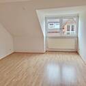 Wohnzimmer mit Laminat - 