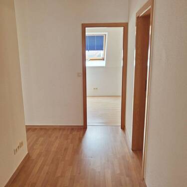Flur mit Laminat - 