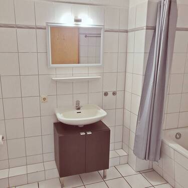 Bad mit hellen Fliesen - 
